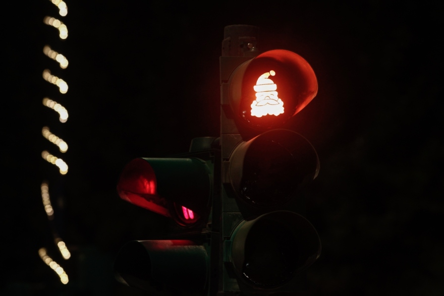 Τρίκαλα: Τα φανάρια «ντύθηκαν» για τα Χριστούγεννα, ο Σταμάτης... έγινε Άγιος Βασίλης - Δείτε φωτογραφίες