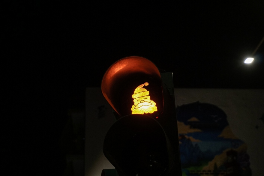 Τρίκαλα: Τα φανάρια «ντύθηκαν» για τα Χριστούγεννα, ο Σταμάτης... έγινε Άγιος Βασίλης - Δείτε φωτογραφίες