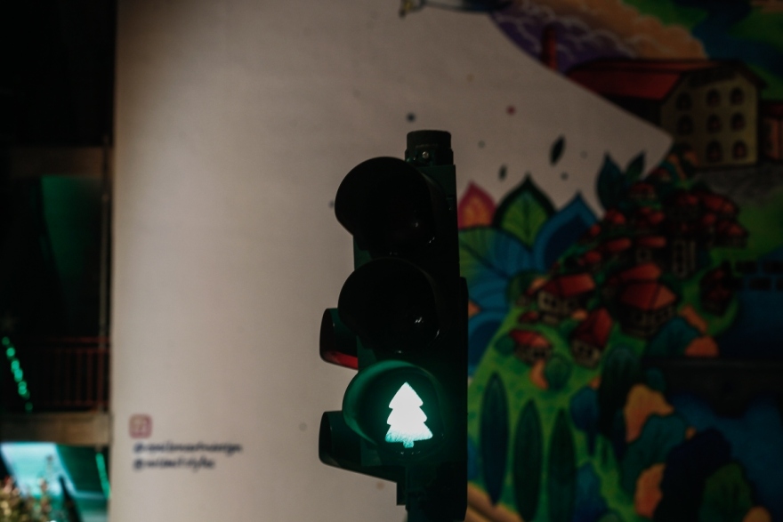 Τρίκαλα: Τα φανάρια «ντύθηκαν» για τα Χριστούγεννα, ο Σταμάτης... έγινε Άγιος Βασίλης - Δείτε φωτογραφίες