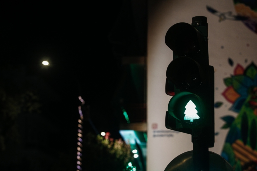 Τρίκαλα: Τα φανάρια «ντύθηκαν» για τα Χριστούγεννα, ο Σταμάτης... έγινε Άγιος Βασίλης - Δείτε φωτογραφίες