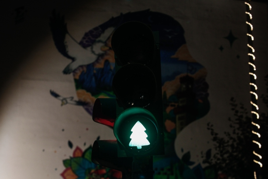 Τρίκαλα: Τα φανάρια «ντύθηκαν» για τα Χριστούγεννα, ο Σταμάτης... έγινε Άγιος Βασίλης - Δείτε φωτογραφίες