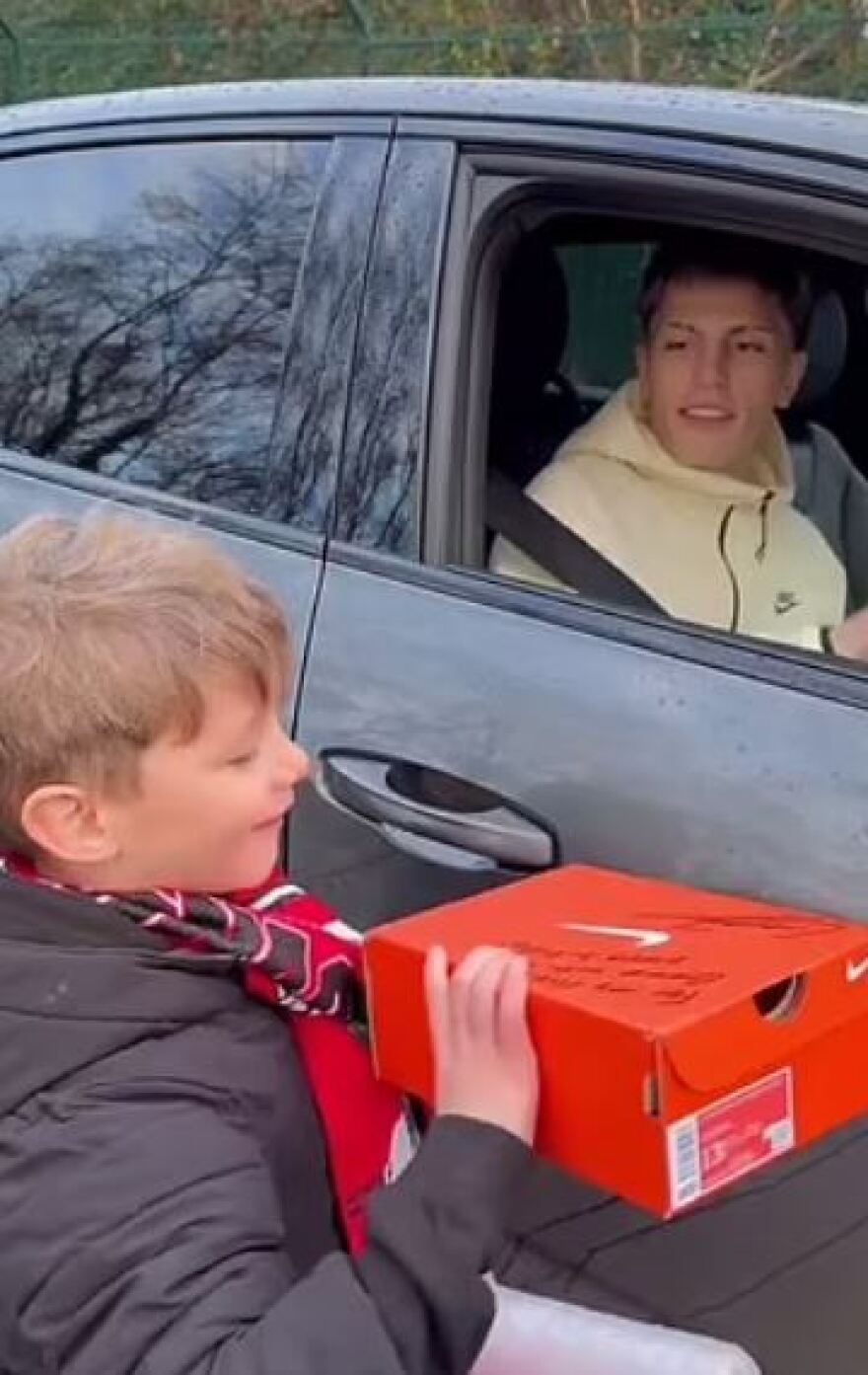 Γκαρνάτσο: Πιτσιρικάς πήγε για αυτόγραφο στον άσο της Γιουνάιτεντ και έφυγε δακρυσμένος με δώρο ένα ζευγάρι παπούτσια - Βίντεο 