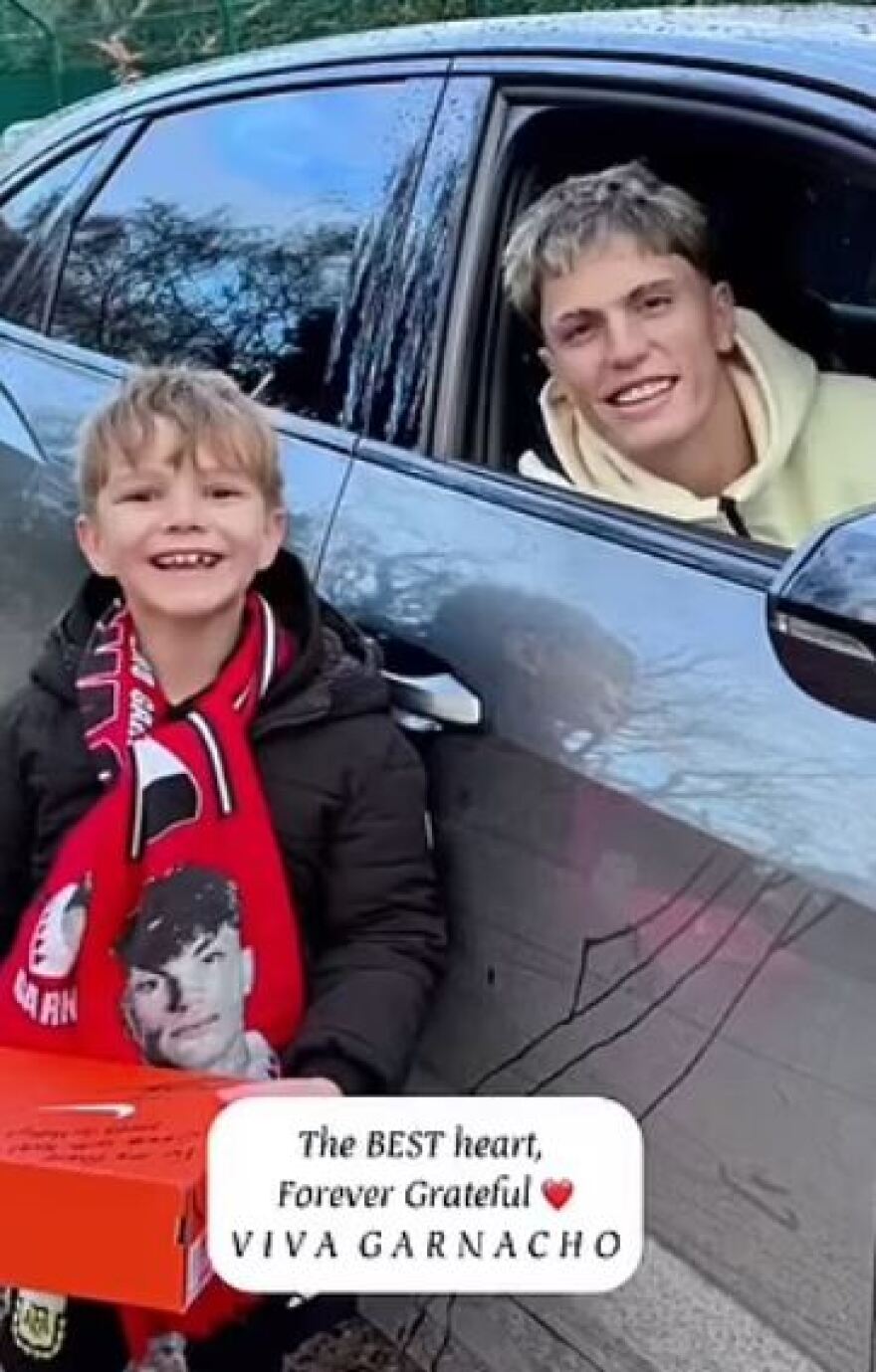 Γκαρνάτσο: Πιτσιρικάς πήγε για αυτόγραφο στον άσο της Γιουνάιτεντ και έφυγε δακρυσμένος με δώρο ένα ζευγάρι παπούτσια - Βίντεο 