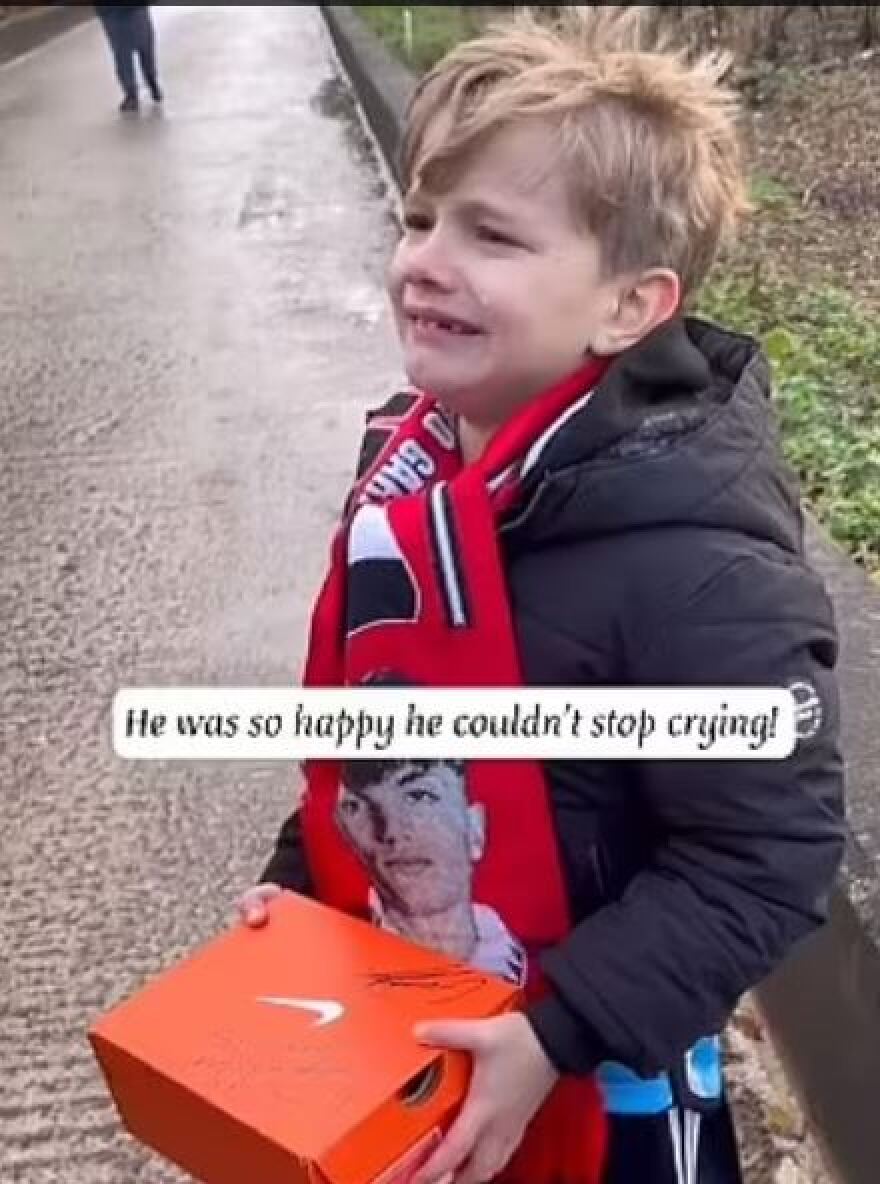 Γκαρνάτσο: Πιτσιρικάς πήγε για αυτόγραφο στον άσο της Γιουνάιτεντ και έφυγε δακρυσμένος με δώρο ένα ζευγάρι παπούτσια - Βίντεο 