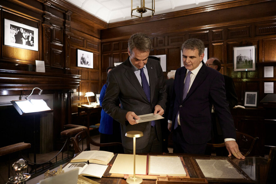 Το σχόλιο Μητσοτάκη από το Λονδίνο για τη Μέση Ανατολή με στίχους του Σεφέρη