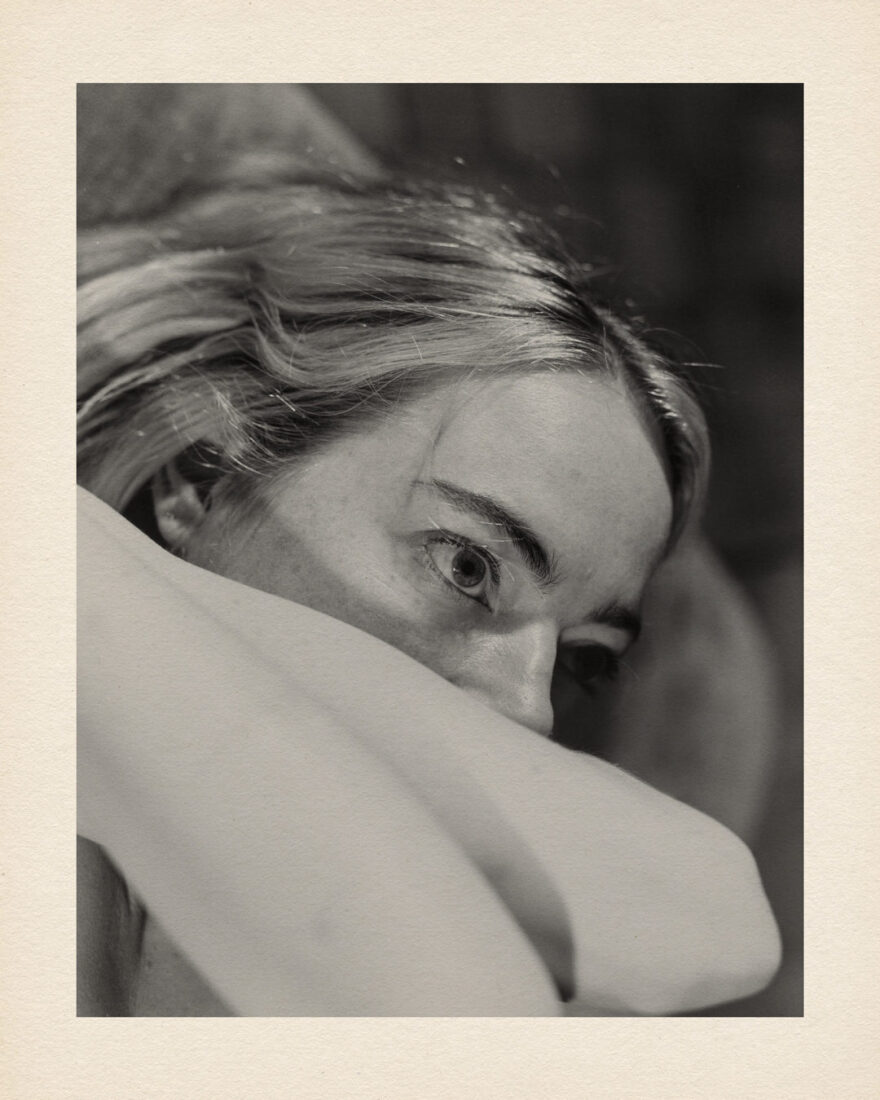 Γιώργος Λάνθιμος: Φωτογράφισε την Έμα Στόουν σε διάφορα μέρη της Αθήνας