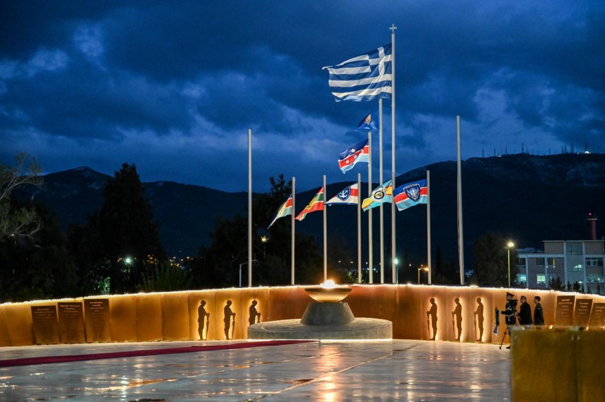 Μνημείο των Αθανάτων του Έθνους: Άναψε η φλόγα για 121.692 πεσόντες στα πεδία των μαχών - Δείτε φωτογραφίες