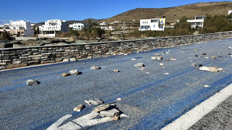 Τήνος: Βίντεο και φωτογραφίες από τις μεγάλες ζημιές στο λιμάνι λόγω των ανέμων