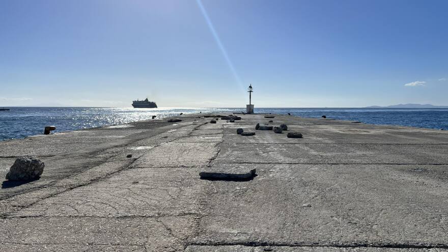 Τήνος: Βίντεο και φωτογραφίες από τις μεγάλες ζημιές στο λιμάνι λόγω των ανέμων