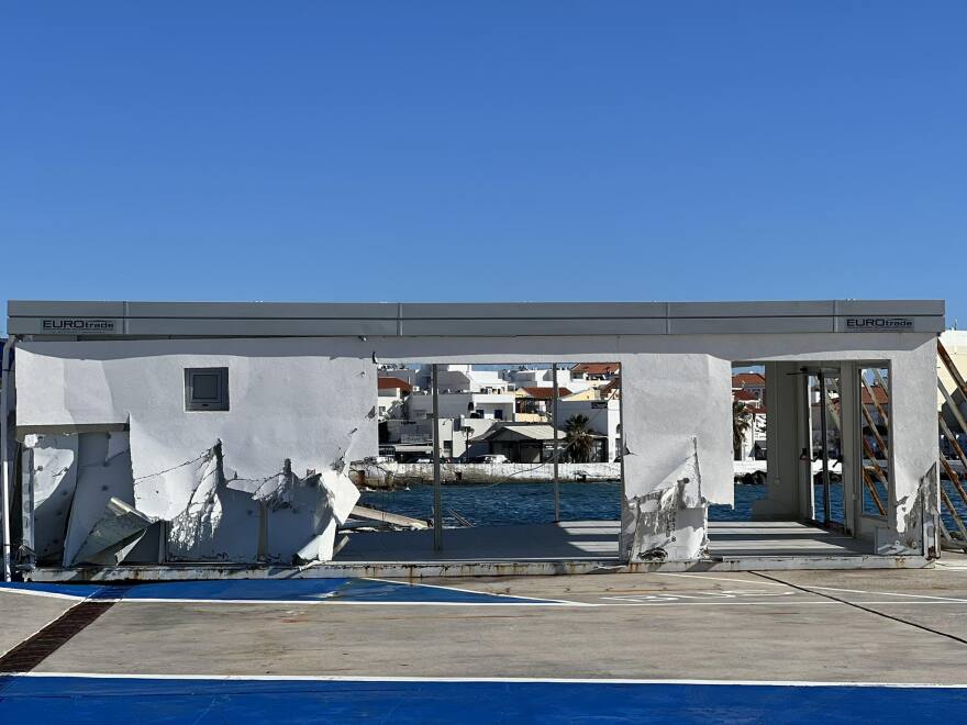 Τήνος: Βίντεο και φωτογραφίες από τις μεγάλες ζημιές στο λιμάνι λόγω των ανέμων