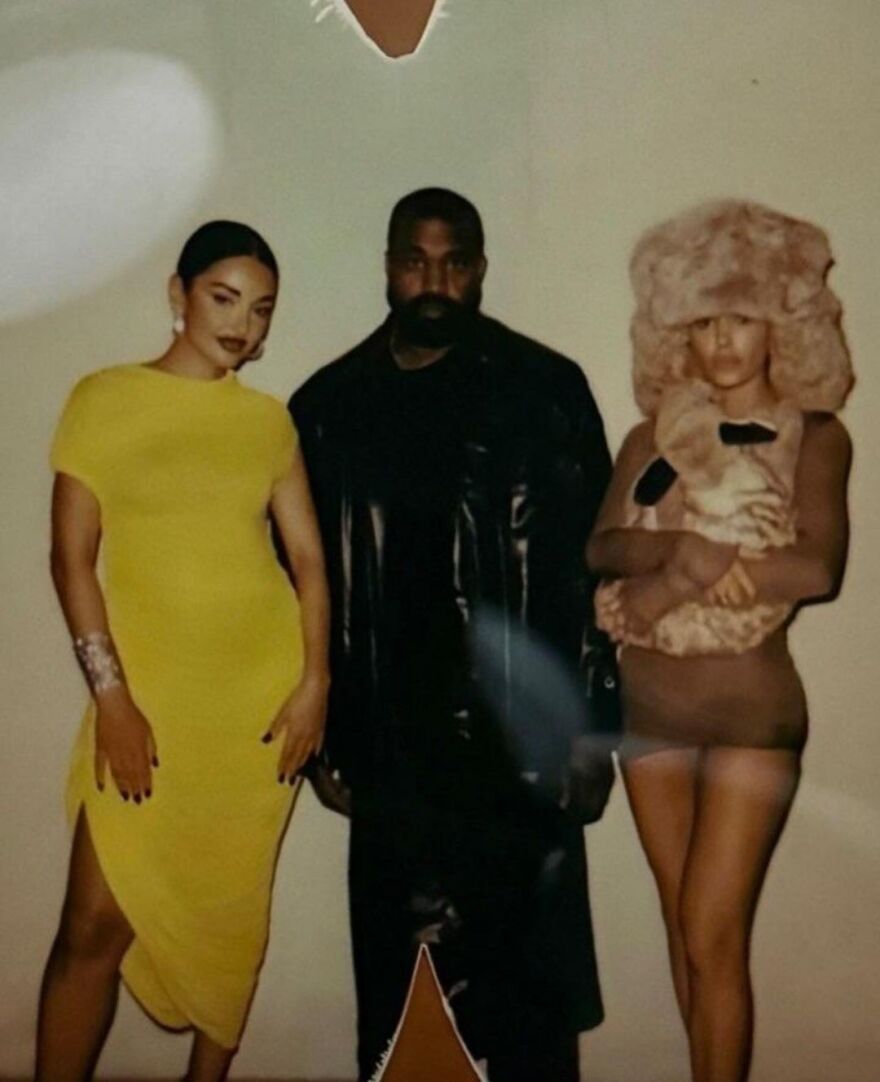 Mπιάνκα Σενσόρι: Με ένα τεράστιο γούνινο καπέλο και ένα λούτρινο ζώο ως αξεσουάρ σε έξοδο με τον Κάνιε Γουέστ