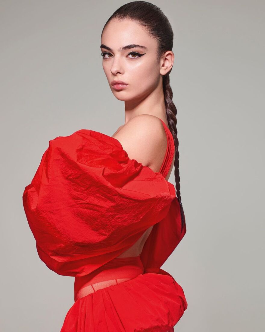 Ντέβα Κασέλ: Η 19χρονη κόρη της Μόνικα Μπελούτσι και του Βενσάν Κασέλ ποζάρει για περιοδικό