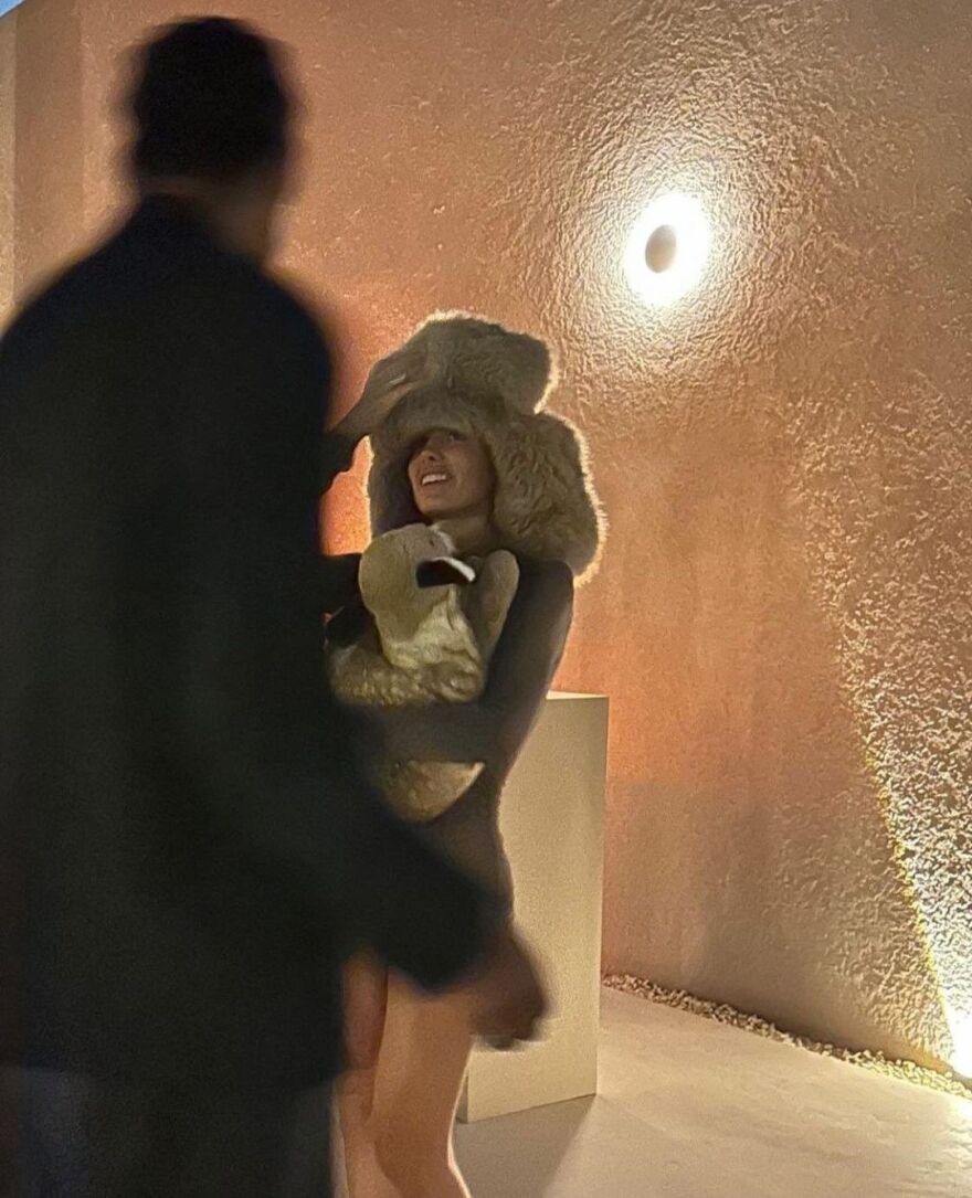 Mπιάνκα Σενσόρι: Με ένα τεράστιο γούνινο καπέλο και ένα λούτρινο ζώο ως αξεσουάρ σε έξοδο με τον Κάνιε Γουέστ