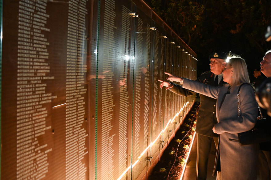 ΓΕΕΘΑ: Συγκινεί η τελετή για το Μνημείο των Αθανάτων του Έθνους με τα ονόματα 121.692 πεσόντων στα πεδία των μαχών