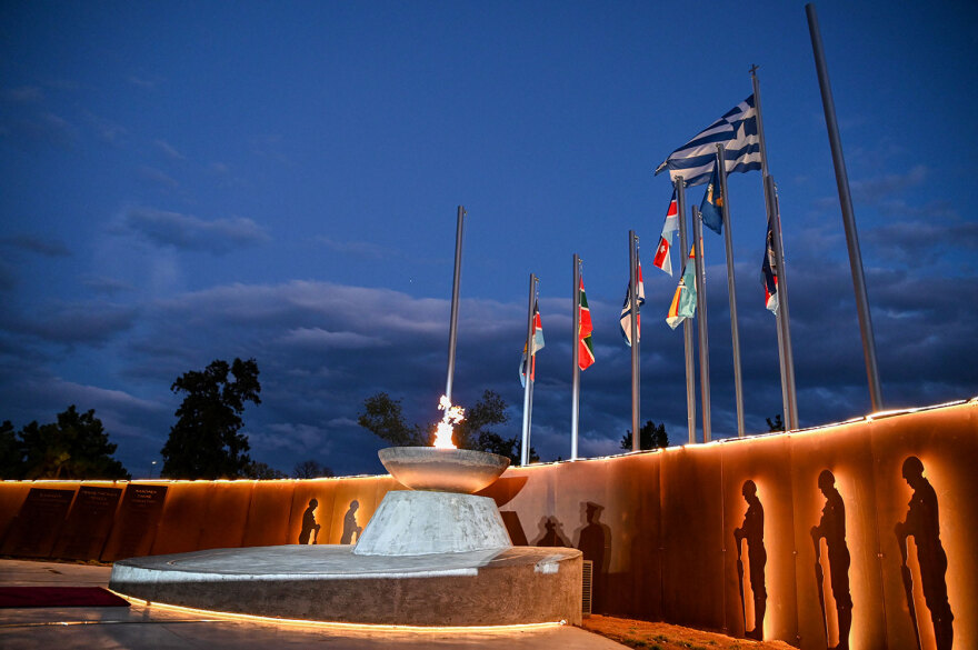 ΓΕΕΘΑ: Συγκινεί η τελετή για το Μνημείο των Αθανάτων του Έθνους με τα ονόματα 121.692 πεσόντων στα πεδία των μαχών