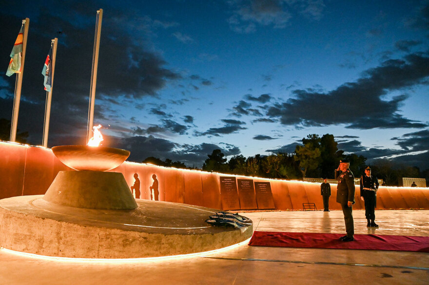 ΓΕΕΘΑ: Συγκινεί η τελετή για το Μνημείο των Αθανάτων του Έθνους με τα ονόματα 121.692 πεσόντων στα πεδία των μαχών