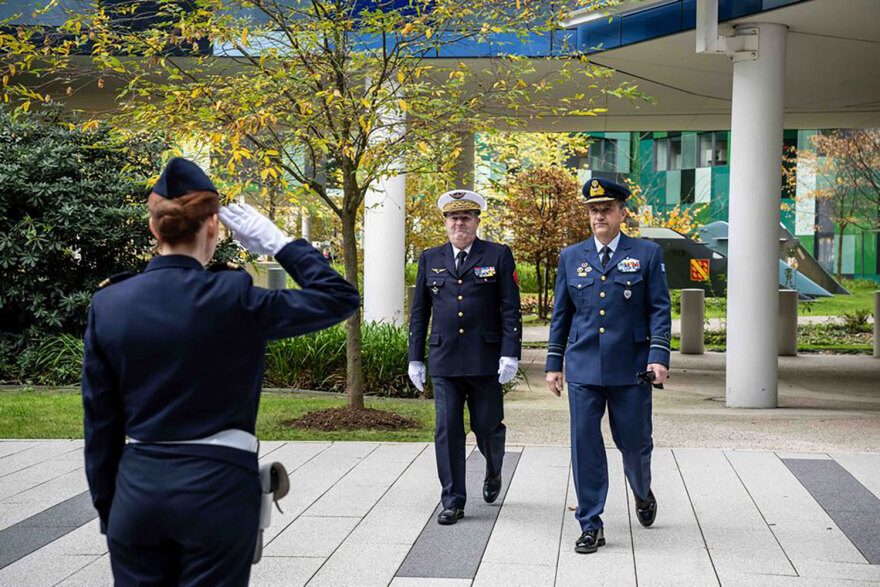 Τιμήθηκε με το μετάλλιο της Λεγεώνας της Τιμής στο Παρίσι ο αρχηγός ΓΕΑ Θεμιστοκλής Μπουρολιάς