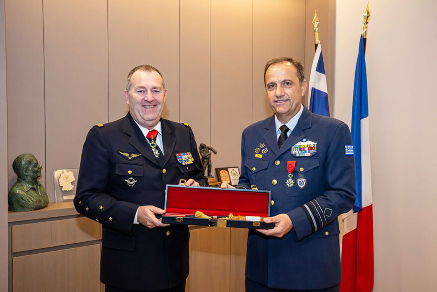 Τιμήθηκε με το μετάλλιο της Λεγεώνας της Τιμής στο Παρίσι ο αρχηγός ΓΕΑ Θεμιστοκλής Μπουρολιάς