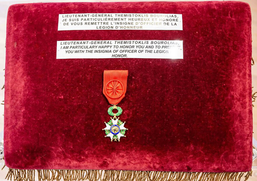 Τιμήθηκε με το μετάλλιο της Λεγεώνας της Τιμής στο Παρίσι ο αρχηγός ΓΕΑ Θεμιστοκλής Μπουρολιάς