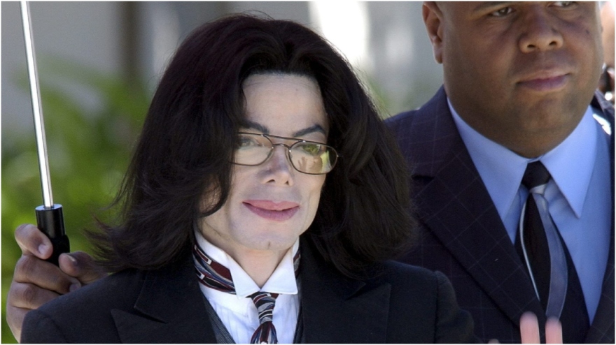 Μάικλ Τζάκσον: Ο σκηνοθέτης του ντοκιμαντέρ «Leaving Neverland» αποδοκιμάζει το περιεχόμενο της βιογραφικής ταινίας για τον τραγουδιστή