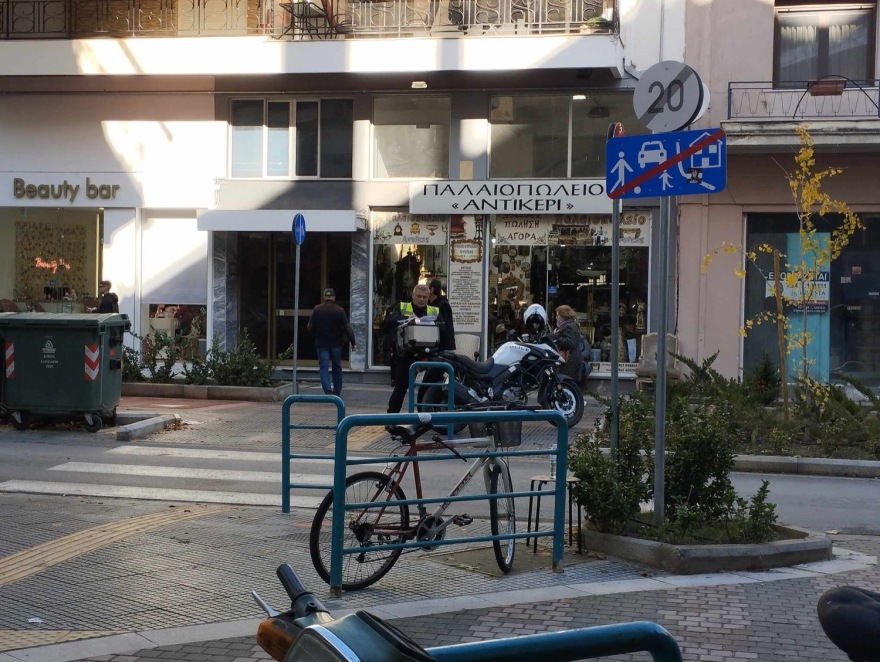 Λάρισα: Αυτοκίνητο παρέσυρε γυναίκα στο κέντρο της πόλης - Μεταφέρθηκε στο νοσοκομείο