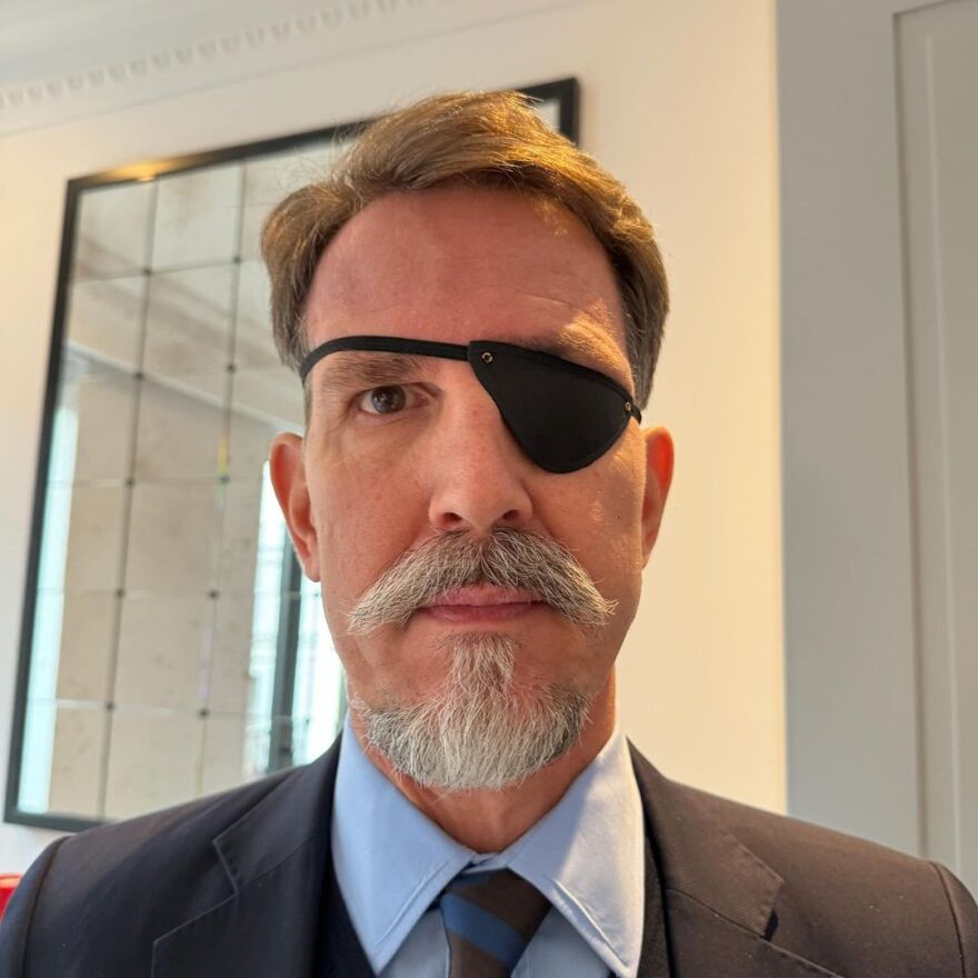 Μαρί Σαντάλ: Φωτογραφίζει τον Παύλο με καλυμμένο το μάτι του 