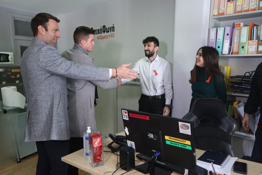 Στέφανος Κασσελάκης: Με τον Τάιλερ στον Σύλλογο Οροθετικών για την παγκόσμια ημέρα κατά του AIDS - Δείτε φωτογραφίες