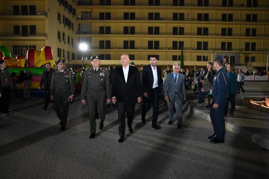 Υπουργείο Εθνικής Άμυνας: Φωταγωγήθηκε το χριστουγεννιάτικο δέντρο - Δείτε φωτογραφίες