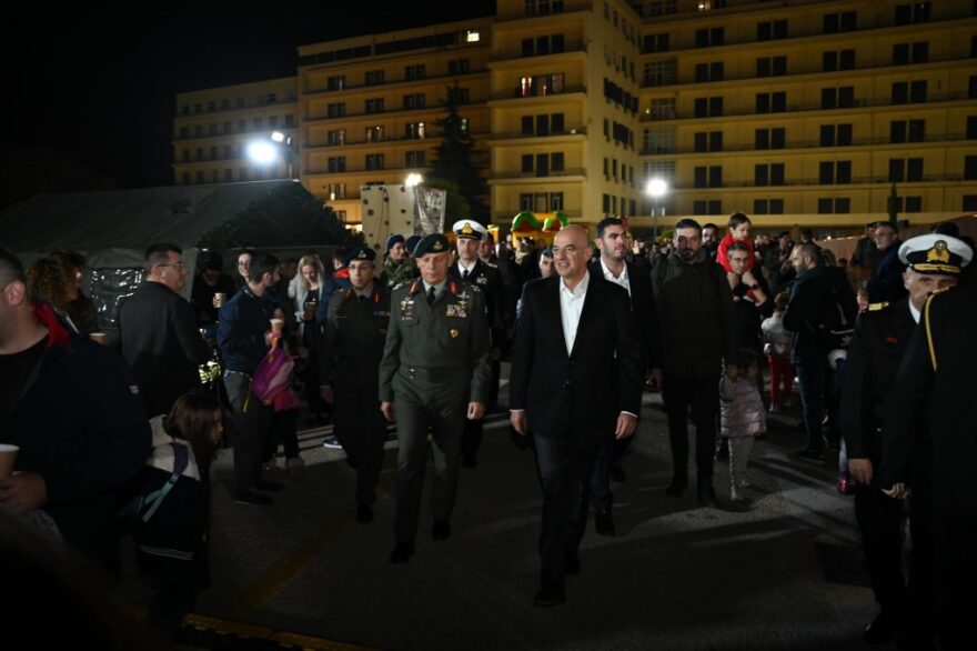 Υπουργείο Εθνικής Άμυνας: Φωταγωγήθηκε το χριστουγεννιάτικο δέντρο - Δείτε φωτογραφίες