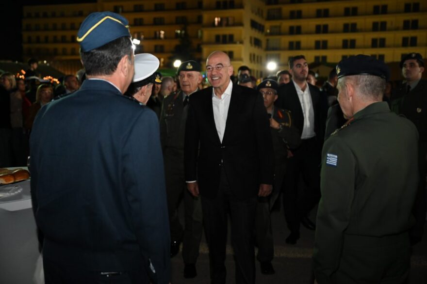 Υπουργείο Εθνικής Άμυνας: Φωταγωγήθηκε το χριστουγεννιάτικο δέντρο - Δείτε φωτογραφίες