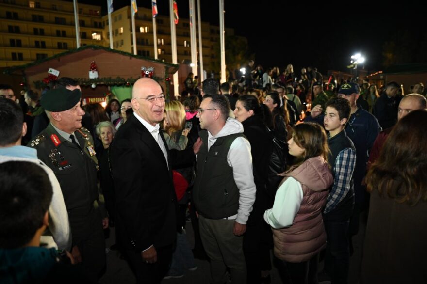 Υπουργείο Εθνικής Άμυνας: Φωταγωγήθηκε το χριστουγεννιάτικο δέντρο - Δείτε φωτογραφίες