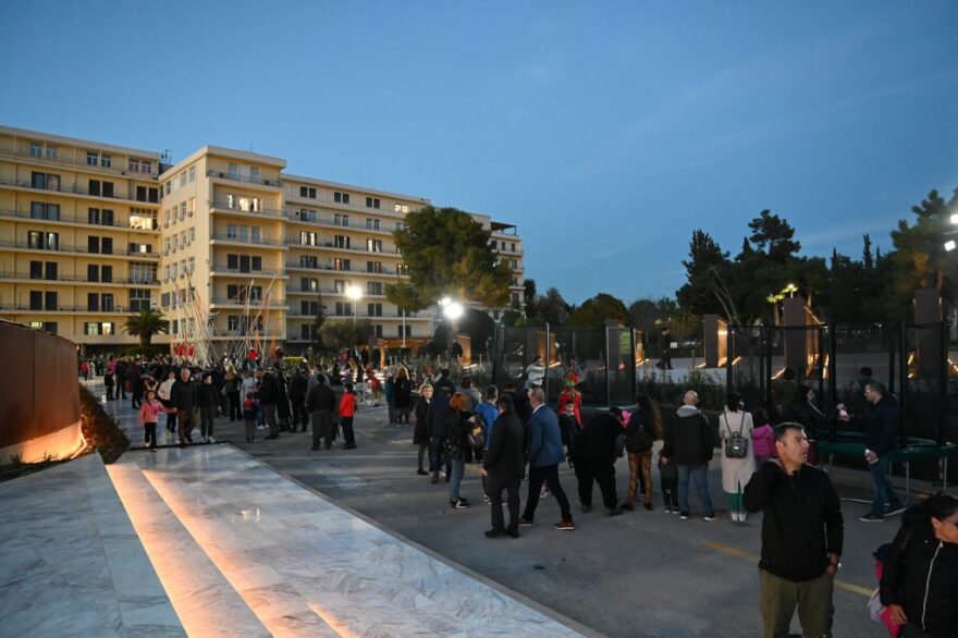 Υπουργείο Εθνικής Άμυνας: Φωταγωγήθηκε το χριστουγεννιάτικο δέντρο - Δείτε φωτογραφίες