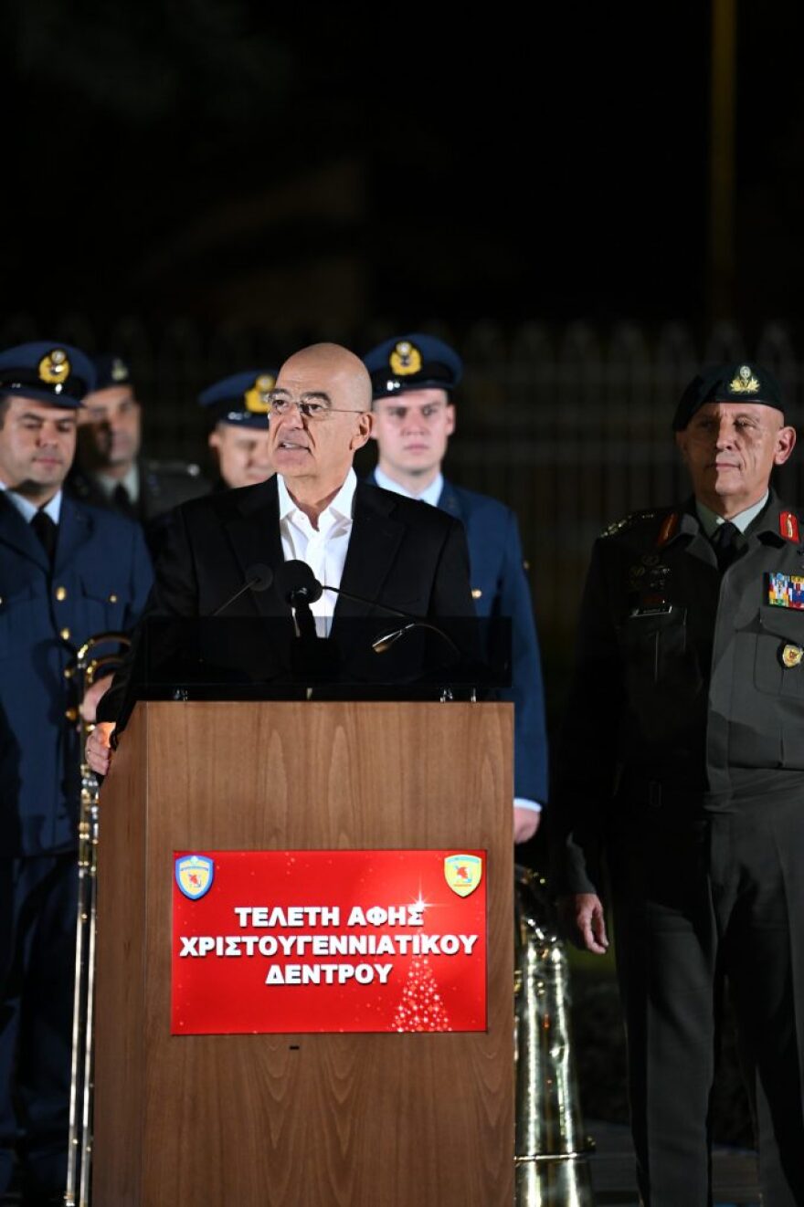 Υπουργείο Εθνικής Άμυνας: Φωταγωγήθηκε το χριστουγεννιάτικο δέντρο - Δείτε φωτογραφίες