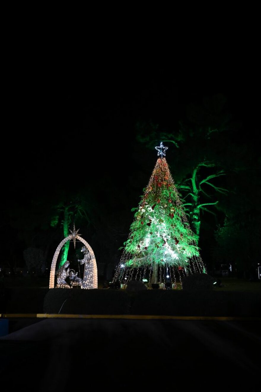 Υπουργείο Εθνικής Άμυνας: Φωταγωγήθηκε το χριστουγεννιάτικο δέντρο - Δείτε φωτογραφίες