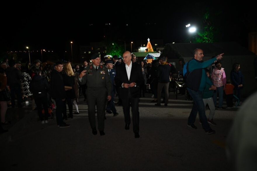 Υπουργείο Εθνικής Άμυνας: Φωταγωγήθηκε το χριστουγεννιάτικο δέντρο - Δείτε φωτογραφίες