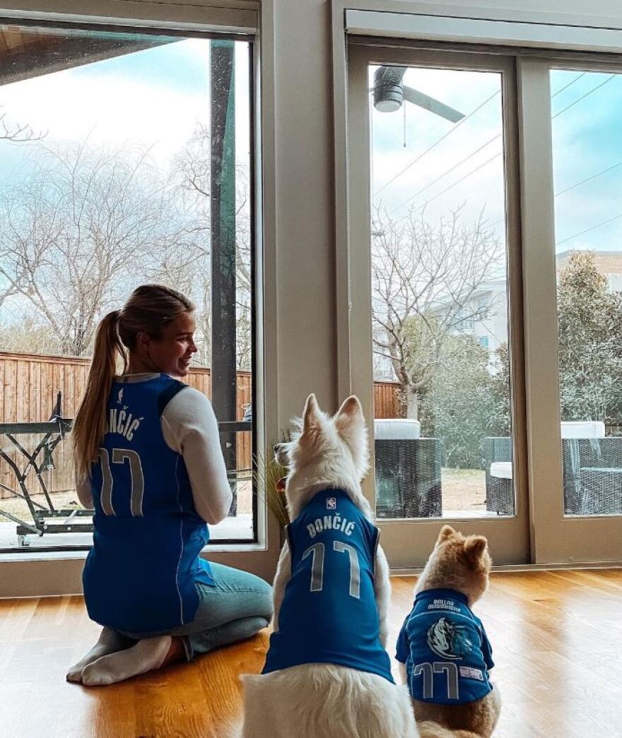 Από το Ντάλας στο Λος Άντζελες για χάρη του Λούκα - Η εντυπωσιακή σύντροφος του Ντόντσιτς που τον στηρίζει σε κάθε του βήμα