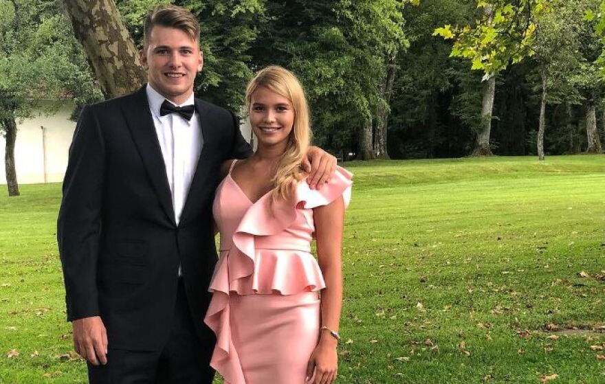 Από το Ντάλας στο Λος Άντζελες για χάρη του Λούκα - Η εντυπωσιακή σύντροφος του Ντόντσιτς που τον στηρίζει σε κάθε του βήμα