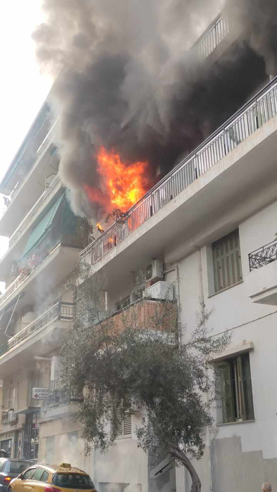 Φωτιά σε διαμέρισμα στο Βύρωνα - Δείτε βίντεο και φωτογραφίες