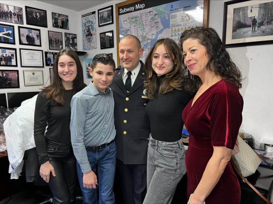 ΗΠΑ: Χορεύοντας ζεϊμπέκικο βγήκε στη σύνταξη ο Έλληνας Διοικητής της Κ-9 στη Νέα Υόρκη - Δείτε βίντεο