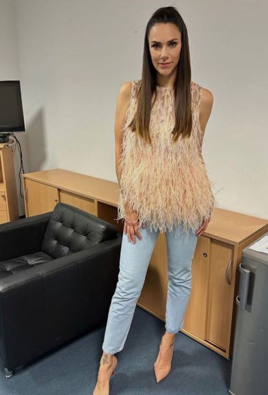 Ζέντλατζεκ: Εντυπωσίασε με την εμφάνισή της η παρουσιάστρια της κλήρωσης του Euro 2024 - Πρώην σύντροφος του Τραπ - Φωτογραφίες