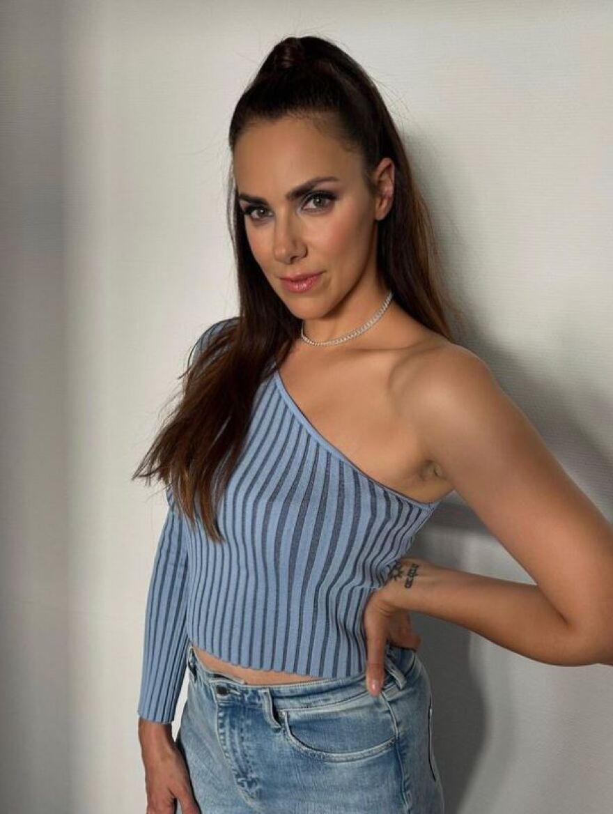 Ζέντλατζεκ: Εντυπωσίασε με την εμφάνισή της η παρουσιάστρια της κλήρωσης του Euro 2024 - Πρώην σύντροφος του Τραπ - Φωτογραφίες