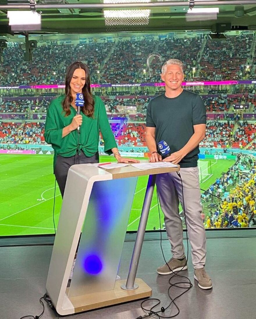 Ζέντλατζεκ: Εντυπωσίασε με την εμφάνισή της η παρουσιάστρια της κλήρωσης του Euro 2024 - Πρώην σύντροφος του Τραπ - Φωτογραφίες