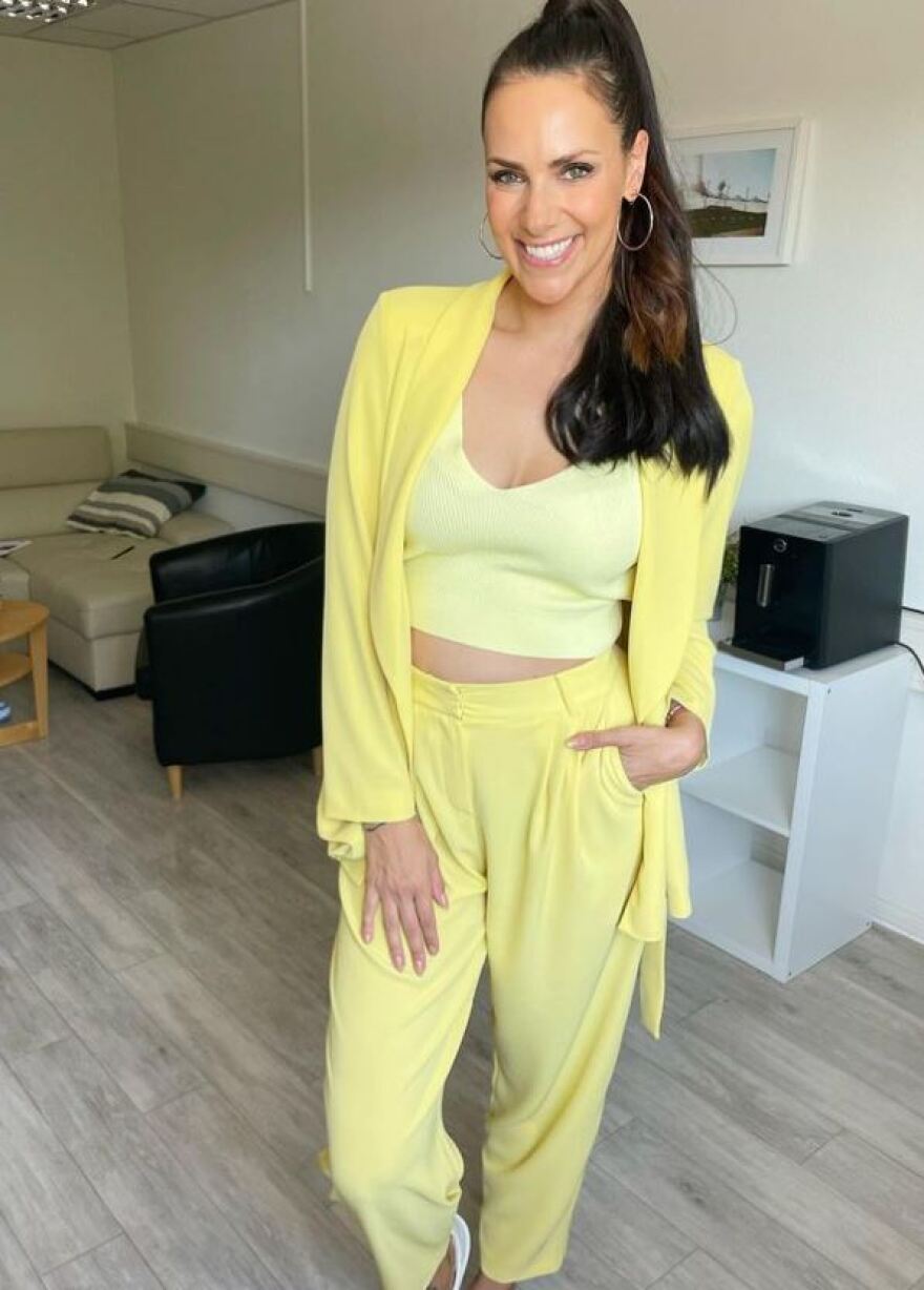 Ζέντλατζεκ: Εντυπωσίασε με την εμφάνισή της η παρουσιάστρια της κλήρωσης του Euro 2024 - Πρώην σύντροφος του Τραπ - Φωτογραφίες