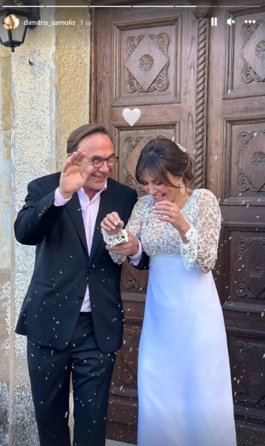 Δήμητρα Ματσούκα: Πέταξε την ανθοδέσμη του γάμου της κατά τη διάρκεια παράστασής της - Δείτε το βίντεο