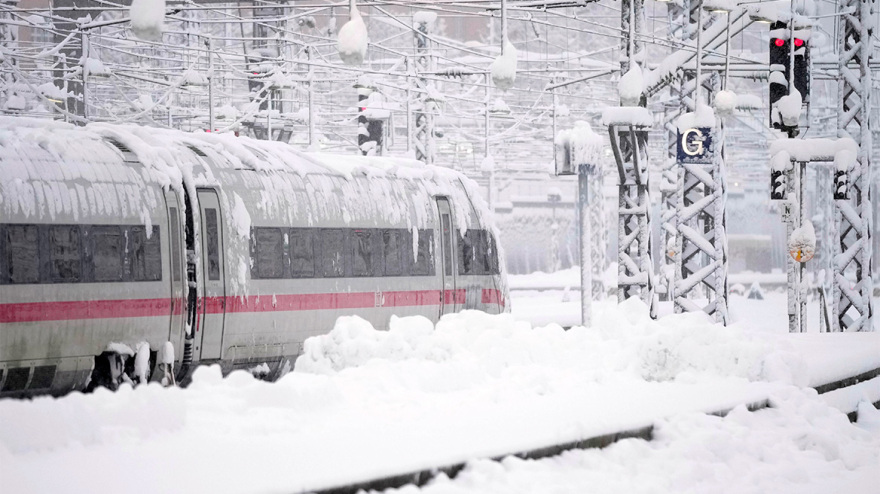 Γερμανία: Η σφοδρή χιονόπτωση προκαλεί χάος και πολικές θερμοκρασίες στα νότια της χώρας – Δείτε βίντεο