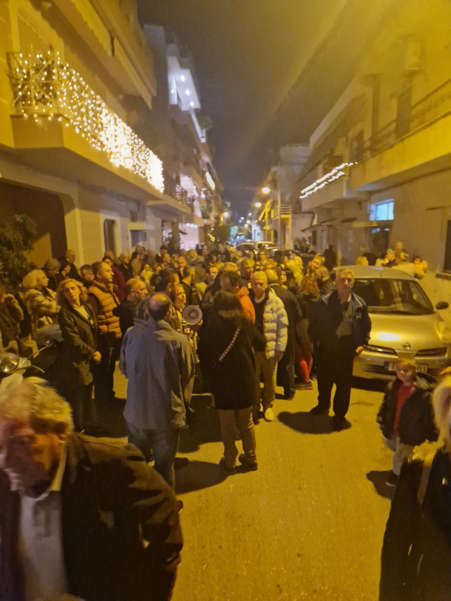 Περιστέρι: Διαμαρτυρία δεκάδων κατοίκων για κεραία που εγκαταστάθηκε κοντά σε σχολεία - Δείτε φωτογραφίες