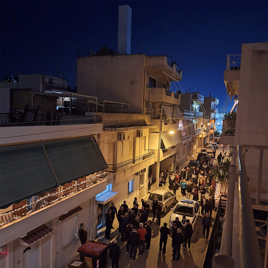 Περιστέρι: Διαμαρτυρία δεκάδων κατοίκων για κεραία που εγκαταστάθηκε κοντά σε σχολεία - Δείτε φωτογραφίες