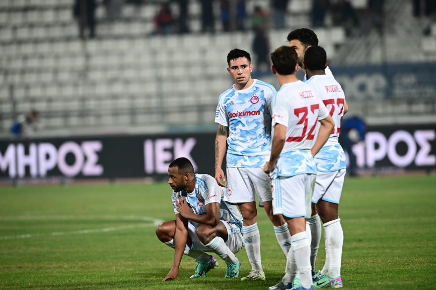  Διακοπή στο Βόλος - Ολυμπιακός: Λόγω δακρυγόνων αποχώρησαν παίκτες και διαιτητές - Βίντεο και φωτογραφίες