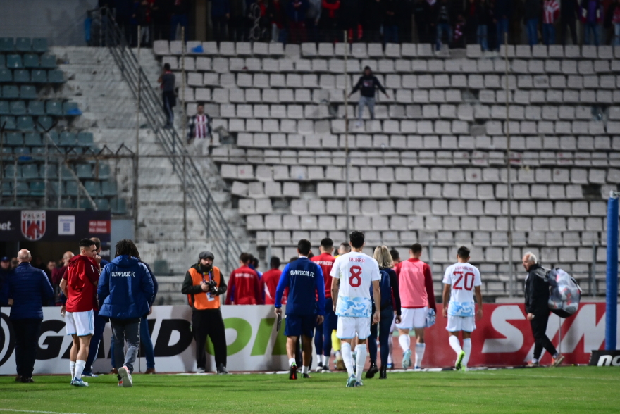  Διακοπή στο Βόλος - Ολυμπιακός: Λόγω δακρυγόνων αποχώρησαν παίκτες και διαιτητές - Βίντεο και φωτογραφίες