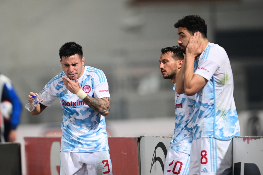  Διακοπή στο Βόλος - Ολυμπιακός: Λόγω δακρυγόνων αποχώρησαν παίκτες και διαιτητές - Βίντεο και φωτογραφίες